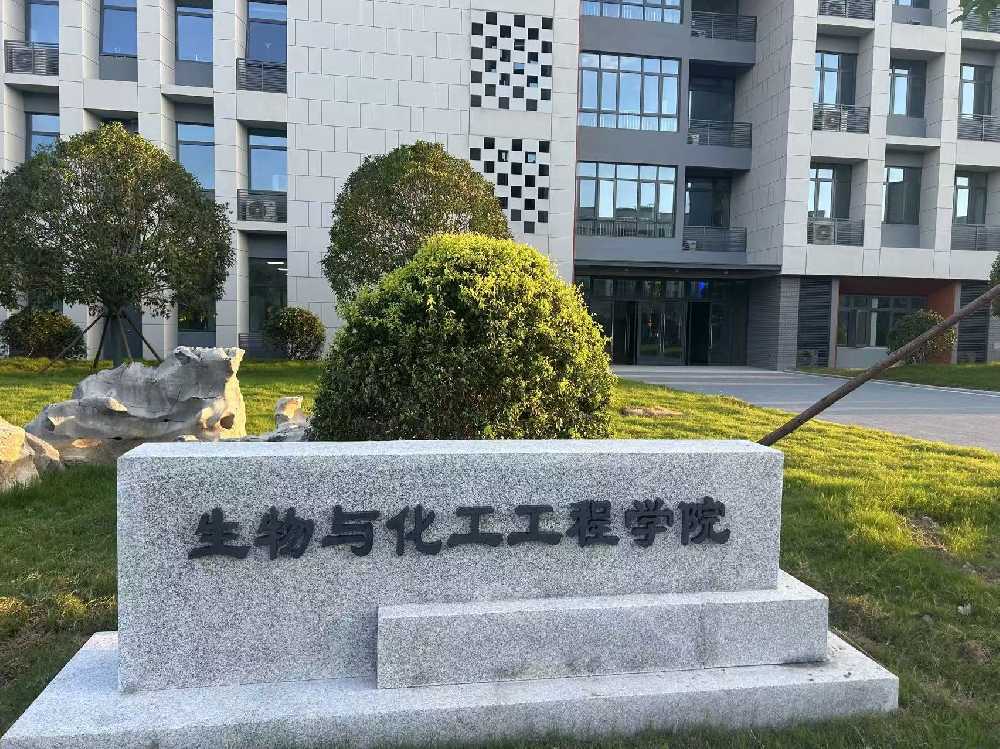 平江县扬州职业大学体育场高杆灯项目